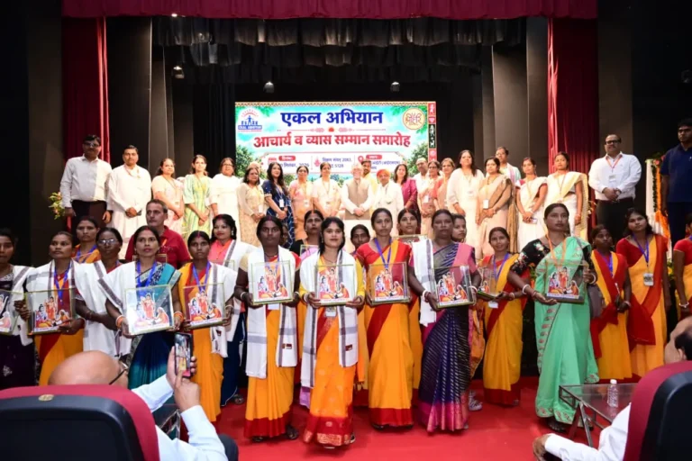 धनबाद पहुंचे राज्यपाल संतोष गंगवार, IIT-ISM में दो कार्यक्रमों में हुए शामिल..पर्यावरण संरक्षण और भूगर्भीय जल संकट पर राज्यपाल ने दिया संदेश