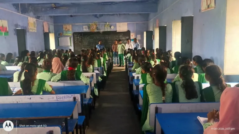 सतगावां के राज्य संपोषित +2 उच्च विद्यालय बासोडीह का जिला शिक्षा पदाधिकारी ने किया औचक निरीक्षण