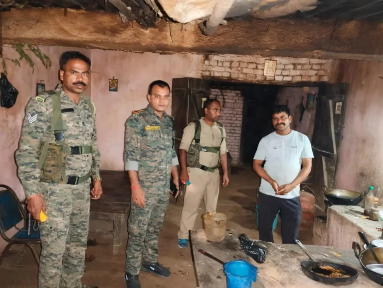 कोडरमा के नवलशाही में अवैध शराब के खिलाफ पुलिस का अभियान, होटल संचालकों को सख्त चेतावनी!